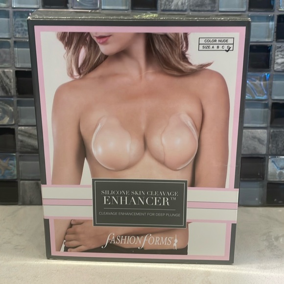 Fashion Forms Other - Fashion Forms Silicone Skin Cleavage Enhancer - NWT, In Box. Size D